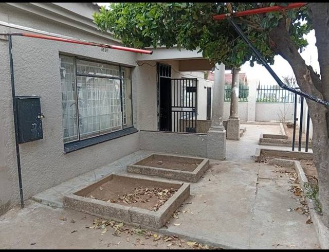 11 BEDROOM HOUSE FOR SALE IN KENILWORTH